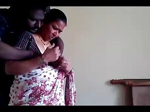 संचिका श्यामला सोफे पर सेक्सी फुल फिल्म सेक्सी एक गीला blowjob देता है