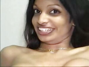 खूबसूरत शरीर वाली युवा लड़की कैमरे पर सेक्सी पिक्चर हिंदी वीडियो मूवी गुदा मैथुन करती है